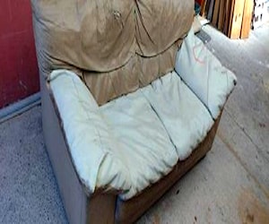 <p>Sillón cuero 2 cuerpos USADO</p>