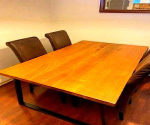 <p>Mesa madera lenga, patas fierro industrial</p>