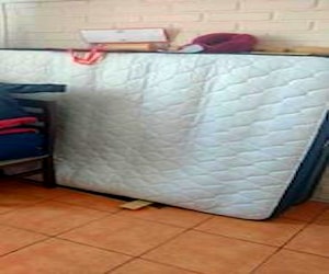 <p>Cama con colchón más + dos veladores </p>