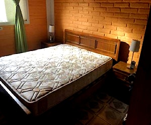 <p>Vendo cama 2 plazas 2 veladores</p>