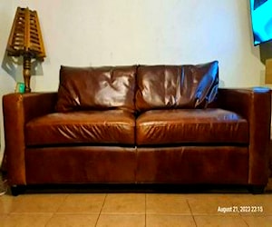 <p>Sofa de Cuero excelente estado</p>