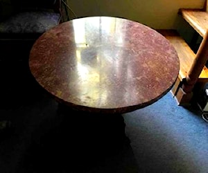 Mesa con cubierta de mármol