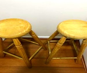 <p>Banquetas de madera </p>