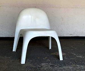 <p>Silla blanca diseño vintage</p>