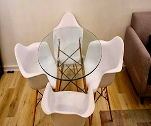 <p>Comedor vidrio +sillas eames</p>