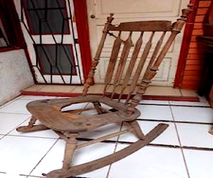 Antigua silla mecedora para restaurar 