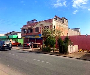 Casa esquina con amasanderia y local comercial