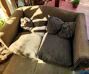 <p>Sillón antiguo en buen estado!</p>