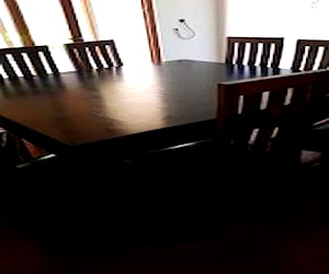 <p>Mesa de madera cuadrada 1.80x1.80 con 8 sillas</p>