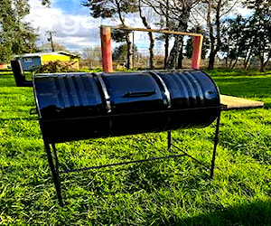 Pancho con asador y parrilla