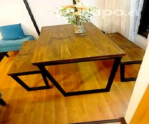 <p>Mesa casi nueva ,de pino y patas de fierro</p>