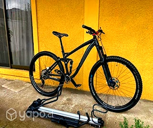 Bicicleta de enduro con sus accesorios