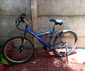 Bicicleta azul buen estado