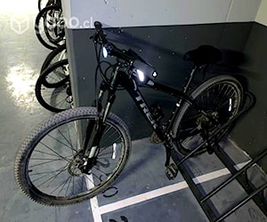 Bicicleta marca Trek, negra
