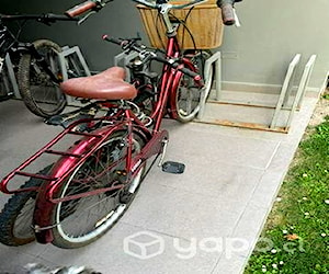 Dos bicicletas usadas