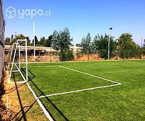 Pasto sintético y cierre de cancha