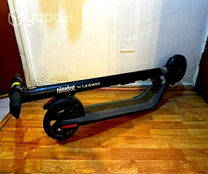 Scooter Ninebot ES1 con base quebrada