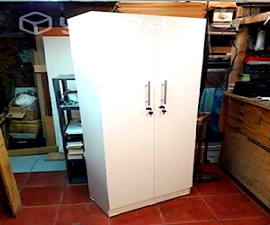 <p>Mueble cocina despensa con llaves</p>