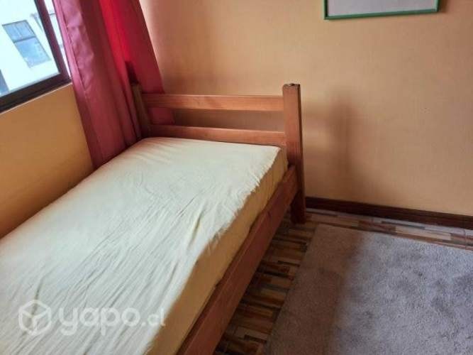 <p>Pieza pequeña con baño privado</p>