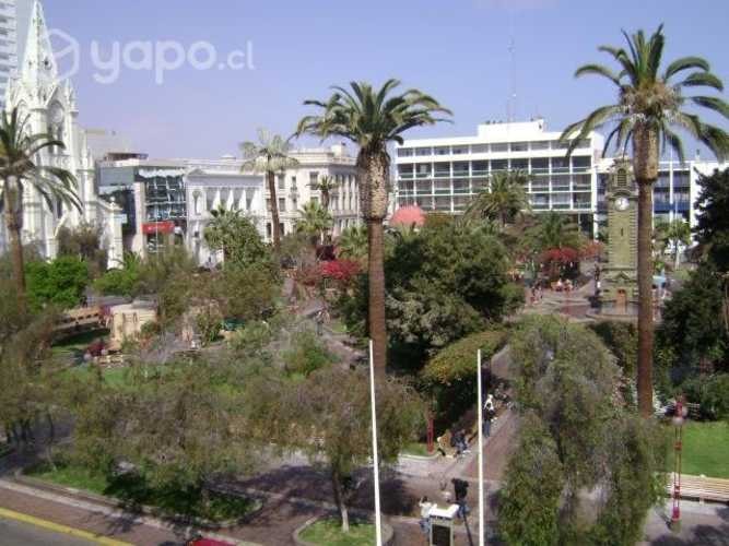 <p>Pieza amoblada central</p>