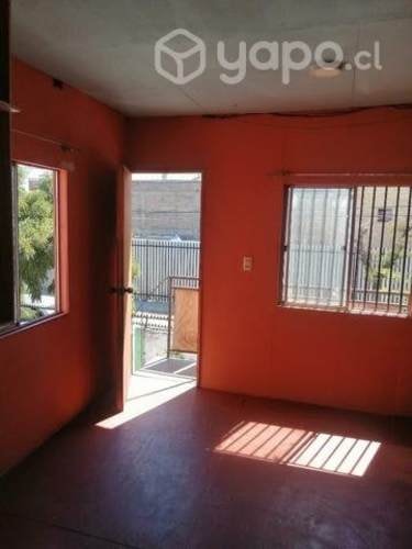 <p>Arriendo pieza interior con estacionamiento</p>