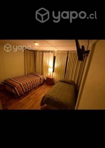 <p>Habitación espaciosa con baño compartido</p>