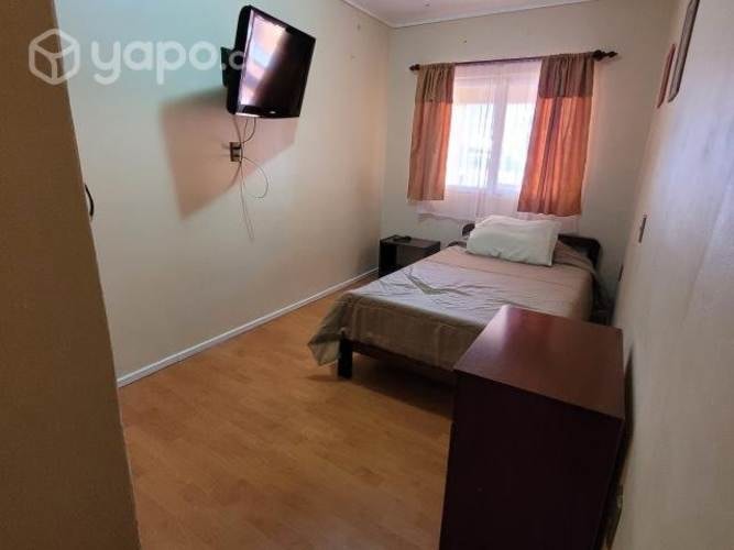 <p>Comoda habitacion amoblada</p>