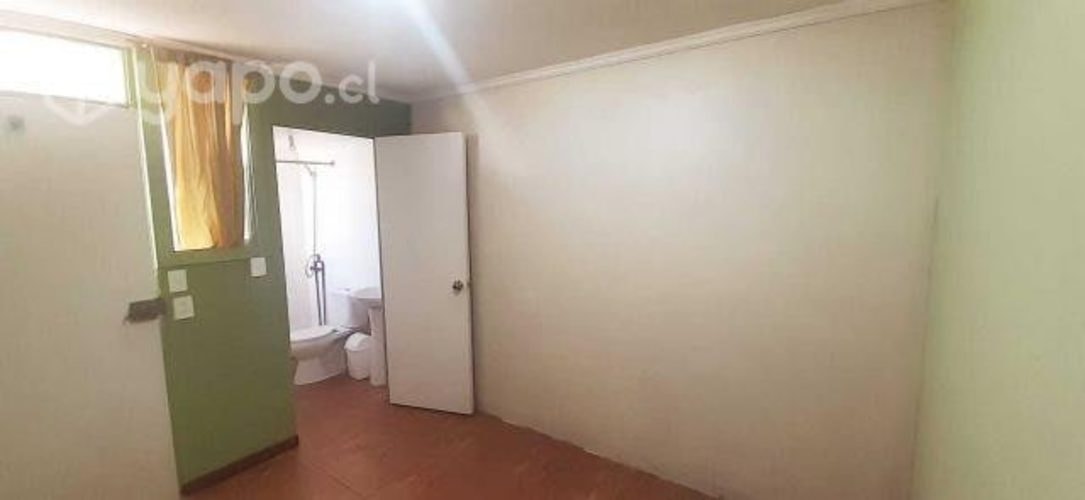 <p>Arriendo pieza con baño</p> image