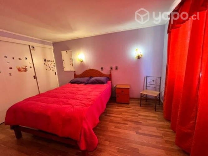 <p>Habitación amoblada a 2 cuadras metro las Mercedes</p>