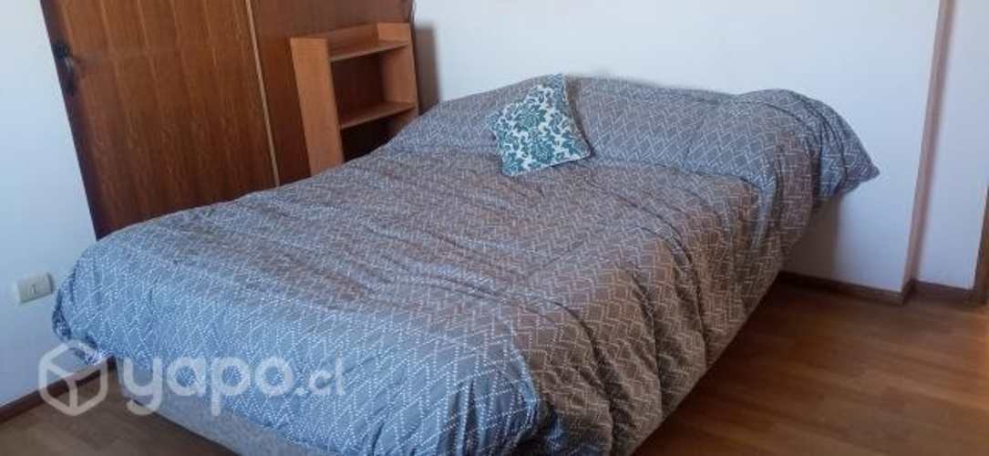 <p>Luminosa habitacion con baño privado</p>