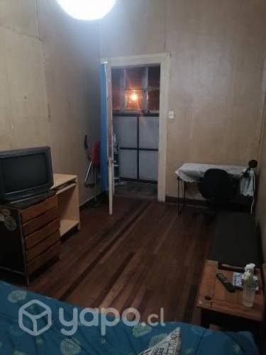 <p>Arriendo pieza en cerro alegre central</p>