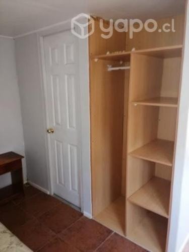 <p>Pieza con entrada independiente y baño privado</p>