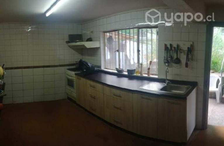 <p>Arriendo 2 dormitorios uno con baño</p>