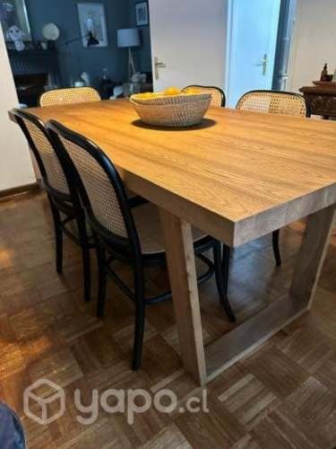 <p>Comedor de madera con 6 sillas</p>