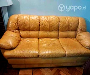 <p>Sillón de cuero de 3 cuerpos, usado, con detalles</p>