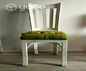 <p>Silla de madera con diseño bordada a mano</p>