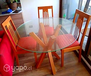 <p>Mesa cristal con 4 sillas</p>