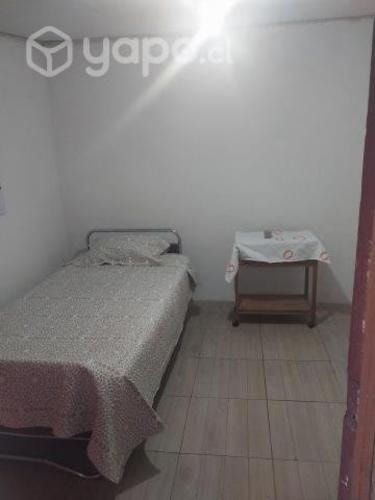 <p>Se arrienda pieza mediana a mujer sola</p>