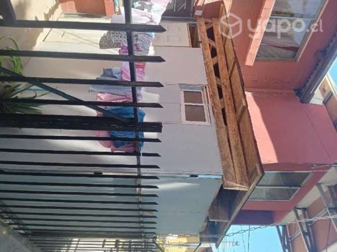 <p>Pieza con baño arriendo</p>