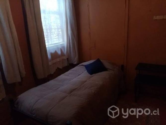 <p>Arriendo pieza con baño</p> image