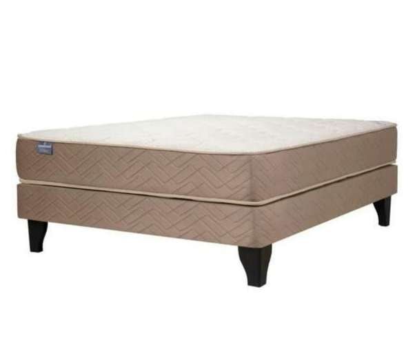 <p>Cama europea y respaldo</p>