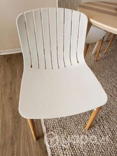 <p>Sillas de comedor blancas con patas de madera</p>