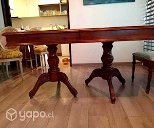 <p>Mesa de comedor de madera</p>