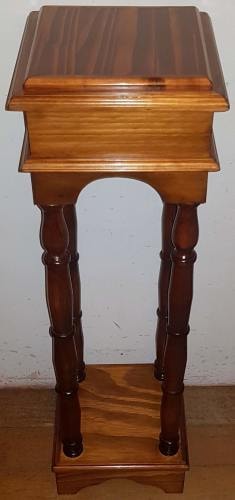 <p>Pedestal estilo Taburete cuadrado de Pino oregon</p>