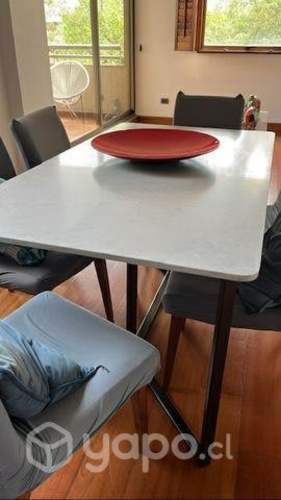 <p>Mesa de mármol con 6 sillas de regalo</p>