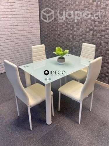 <p>Silla de comedor con espaldar alto y acolchada</p>