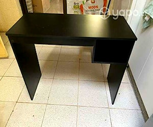 <p>Escritorio compacto negro seminuevo 91 x 39 x 74</p>