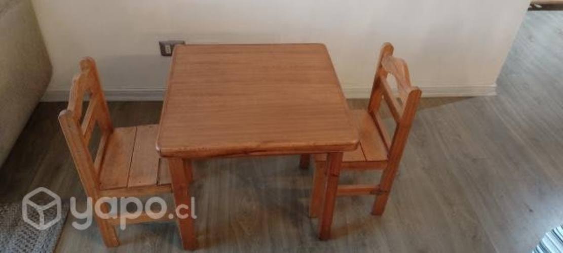 <p>Mesa con una silla para niños</p>