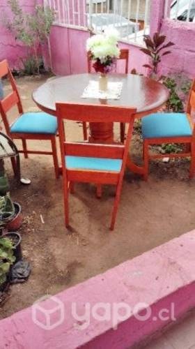 <p>Vendo Comedor con 4 sillas como nuevo</p>