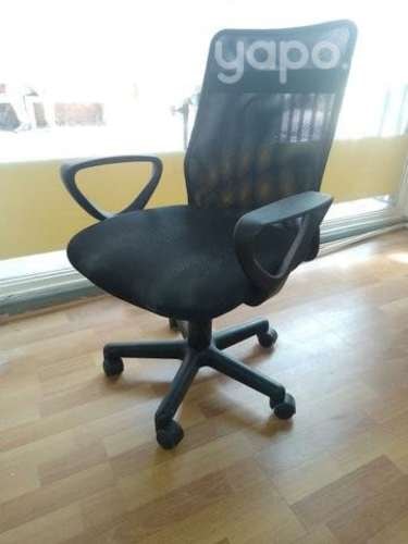 <p>Silla de escritorio con ruedas y respaldo alto</p>